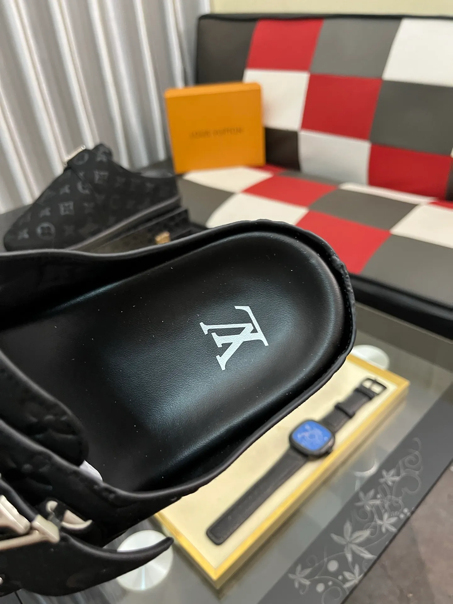 Men's shoes 💰380⌚️⌚️2025 new men's casual sandals and slippers, made of suede cow leather, with Monogram pattern to highlight the trendy style. Adjustable straps illuminated with LV letters, while a resilient insole and micro outsole provide lightweight comfort. Made of suede cow leather with embossed Monogram pattern and brand element metal hardware✅Adjustable straps➕Tough insole‼ ️Micro outsole. Comfortable and easy to wear‼ ️size: 38-446️⃣Colors available